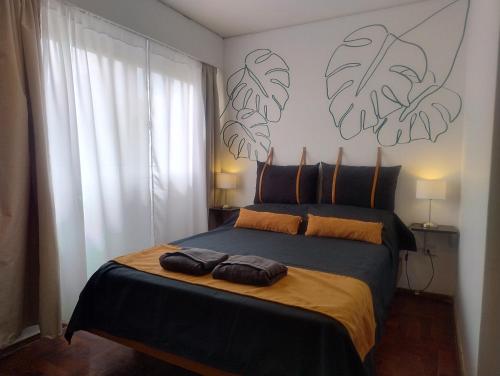 1 dormitorio con 1 cama con 2 toallas en Apartment City Heart en Mendoza