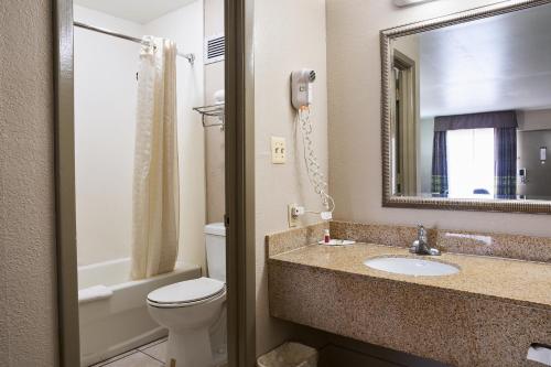 GarysburgにあるSuper 8 by Wyndham Garysburg/Roanoke Rapidsのバスルーム(洗面台、トイレ、鏡付)