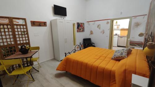 a bedroom with a bed and a table and a table and chairs at Orange Lemon in Palermo