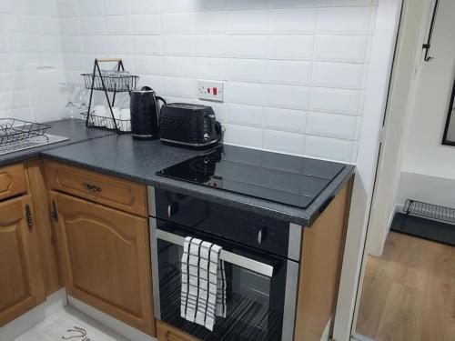 uma cozinha com fogão e bancada em Studio Makido em Birmingham