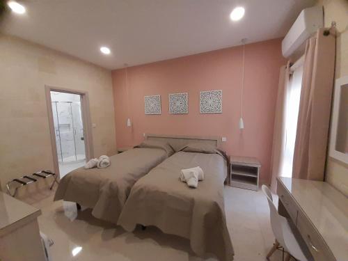 a bedroom with a bed with two towels on it at Casa Maria Pia in Nadur
