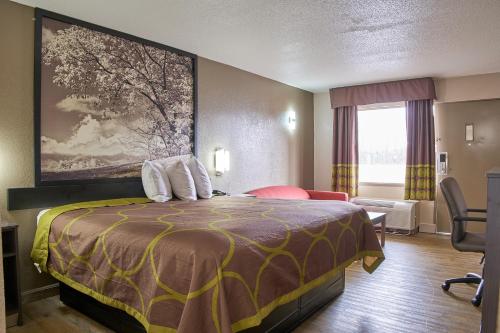 GarysburgにあるSuper 8 by Wyndham Garysburg/Roanoke Rapidsのベッドと窓が備わるホテルルーム