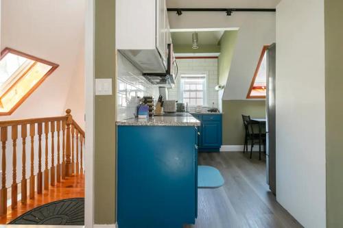 una cocina con una isla azul en una habitación en LARGE STUDIO open concept in Boston Zoo Franklin Park near, en Boston