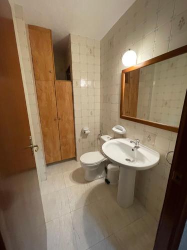 een badkamer met een toilet en een wastafel bij Benidorm in Villajoyosa
