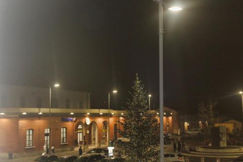 een kerstboom voor een gebouw 's nachts bij Estancia en Pontedera in Pontedera