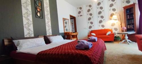 a bedroom with a bed with two stuffed animals on it at Große Wohnung in dritter Etage mit Terrasse im Altstadtzentrum - Ferienwohnung Chiplakoff in Blankenburg