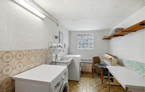 ein Badezimmer mit einem Waschbecken und einer Waschmaschine in der Unterkunft 4 Bedroom Nice Home In Oberelz 