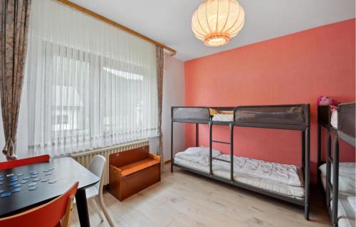 Zimmer mit 2 Etagenbetten und einem Tisch in der Unterkunft 4 Bedroom Nice Home In Oberelz 