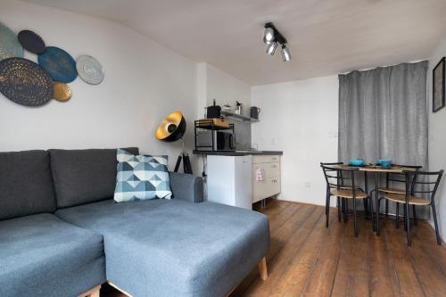 ein Wohnzimmer mit einem Sofa und einem Tisch in der Unterkunft 20 seconds to Charles Bridge in Prag