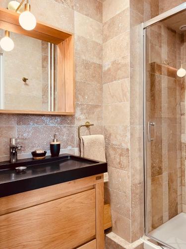 une salle de bain avec un lavabo et une douche dans l'établissement Vue imprenable sur la Tour Eiffeil, à Paris