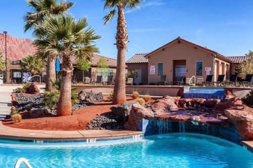 una piscina con palmeras frente a una casa en Your Perfect Paradise Village! #11 en Santa Clara
