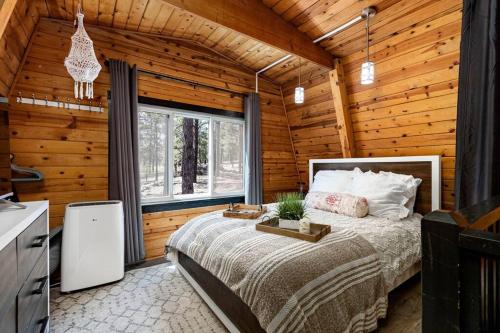 a bedroom with a bed in a log cabin at Grand Canyon Cabin! One hour and 10 minutes to the South Entrance! in Williams