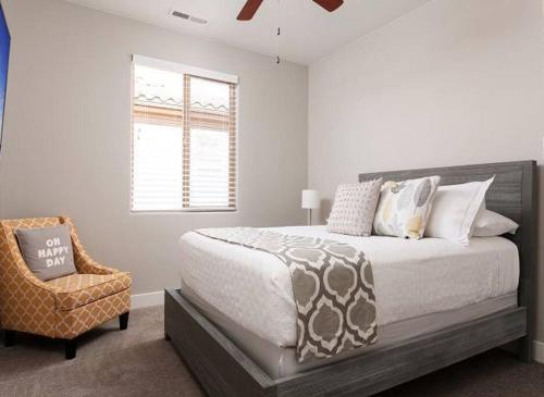 sypialnia z dużym łóżkiem i krzesłem w obiekcie Your Perfect Paradise Village! #11 w mieście Santa Clara