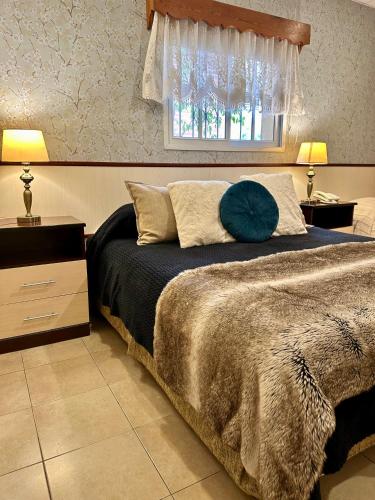 een slaapkamer met een groot bed en een raam bij Hotel Sans Souci in Belén de Escobar