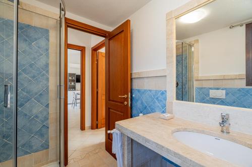 a bathroom with a sink and a shower at Residenza L'Alzoni in San Teodoro