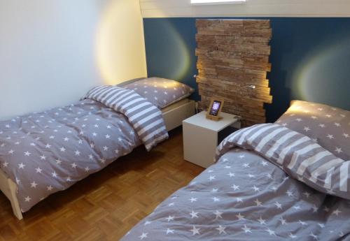 Cette chambre comprend 2 lits jumeaux et une table de chevet. dans l'établissement Sonnenblume, à Öhningen