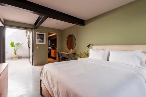 Llit o llits en una habitació de Modern 1BR with Terrace in Roma Norte