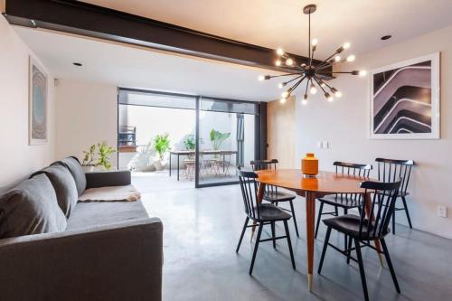 sala de estar con sofá y mesa en Modern 1BR with Terrace in Roma Norte, en Ciudad de México