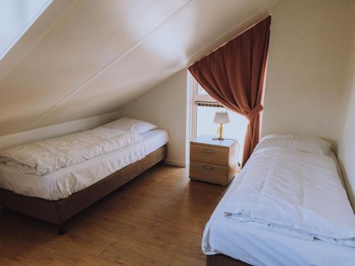 1 Schlafzimmer mit 2 Betten und einem Fenster in der Unterkunft Nice house with dishwasher, not far from Amsterdam in Uitgeest
