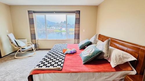 Schlafzimmer mit einem großen Bett und einem Fenster in der Unterkunft Lake Marie Lodge #32 in Rockaway Beach