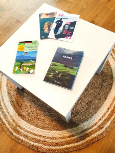 a white coffee table with magazines on it at Beau studio indépendant in Arraute-Charritte
