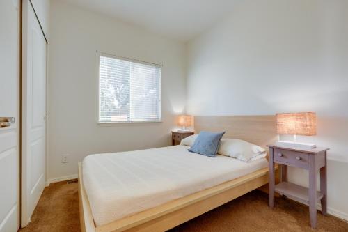 een slaapkamer met een bed met een nachtkastje en 2 lampen bij Cozy Oak View Getaway about 5 Mi to Ojai Valley! in Oak View