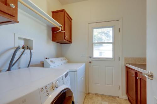 een wasruimte met een wasmachine en een raam bij Cozy Oak View Getaway about 5 Mi to Ojai Valley! in Oak View