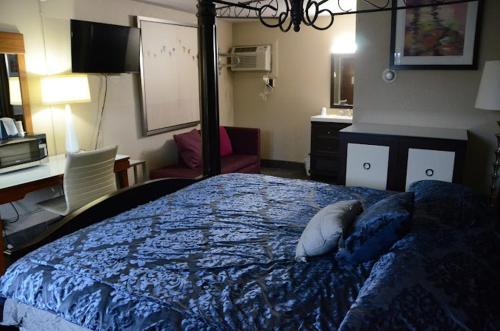 un dormitorio con una cama con un pájaro sobre ella en Stone Creek Inn, en Worth