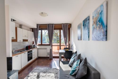 a living room with a couch and a kitchen at Appartamento vicino a Milano, LIUC e MXP in Legnano