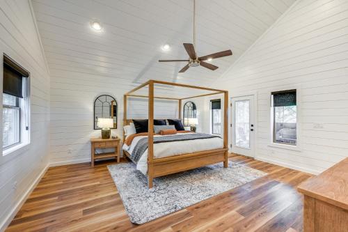 Postel nebo postele na pokoji v ubytování Luxe Group Getaway with 2-Story Deck in Broken Bow!