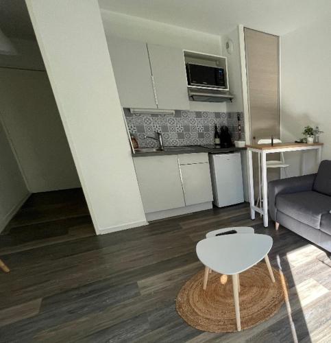 un salon avec un canapé et une table dans l'établissement Studio Bayonne avec Piscine, à Bayonne
