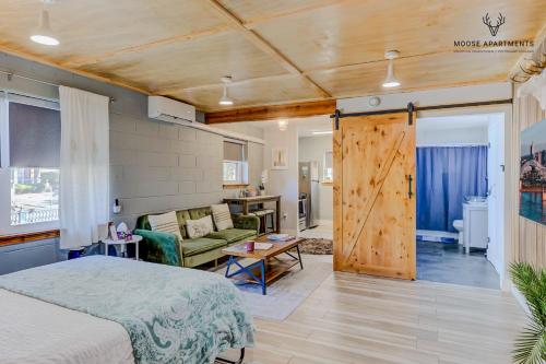 ein Schlafzimmer mit einem Bett und ein Wohnzimmer in der Unterkunft The Moose at Memphis Downtown & Victorian Village in Memphis