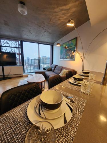 un soggiorno con tavolo e piatti di Luxury Downtown Vancouver Suite a Vancouver