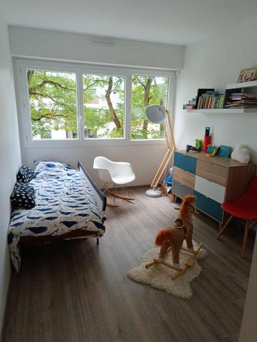 une pièce avec une chambre avec un lit et un bureau dans l'établissement Appartement familial, à Vélizy-Villacoublay