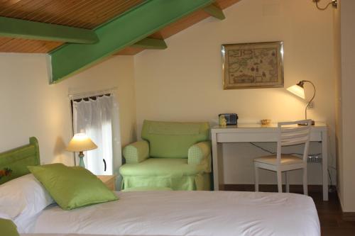 a bedroom with a bed and a desk and a chair at Casa de Vivar a 5 minutos de Puy du Fou in Toledo