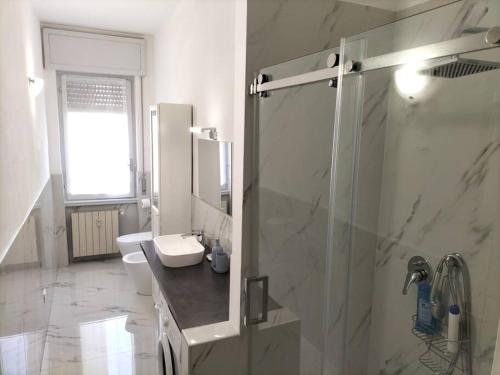 biała łazienka z prysznicem i toaletą w obiekcie Borgo 90 Bergamo house w Bergamo