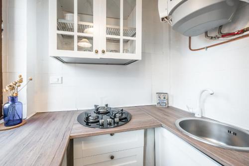 CASA EMILIA - * In the HEART of MODENA *にあるキッチンまたは簡易キッチン