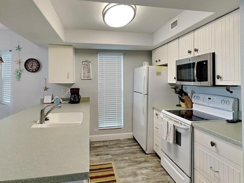 Köök või kööginurk majutusasutuses Kontiki Bayfront Condo 210