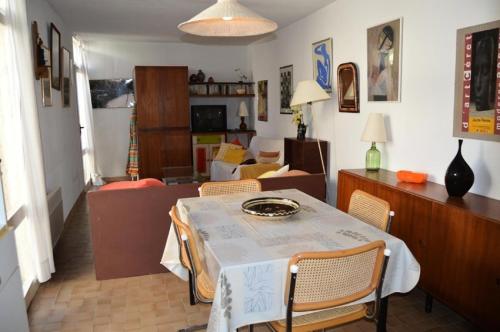 un salon avec une table et un canapé dans l'établissement Résidence La GrifoulliÈre - VILLA 5 PIECES 7 couchages PORT LEUCATE MAE-5974, à Port-Leucate
