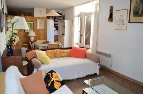- un salon avec un canapé et des oreillers colorés dans l'établissement Résidence La GrifoulliÈre - VILLA 5 PIECES 7 couchages PORT LEUCATE MAE-5974, à Port-Leucate