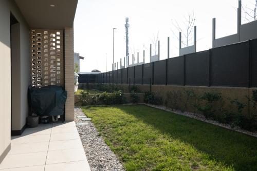 a side view of a building with a grass yard at residence borgo secolo in Peschiera del Garda