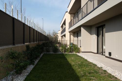 a grassy yard next to a building at residence borgo secolo in Peschiera del Garda