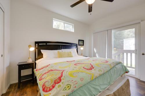 Oak View Vacation Rental about 1 Mi to Lake Casitas! في Oak View: غرفة نوم بسرير كبير ونافذة