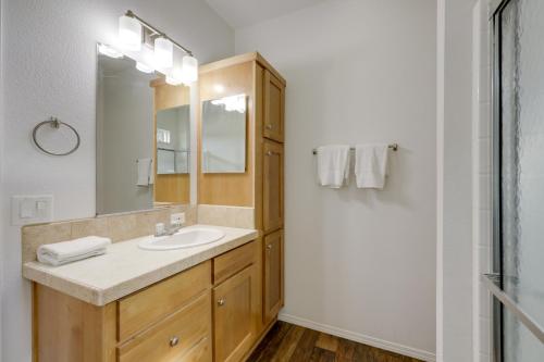 Koupelna v ubytování Oak View Vacation Rental about 1 Mi to Lake Casitas!