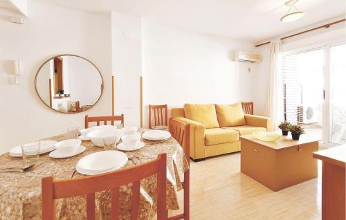 een woonkamer met een tafel en een gele bank bij Stunning Apartment In Oropesa Del Mar With Wi-fi in Oropesa del Mar