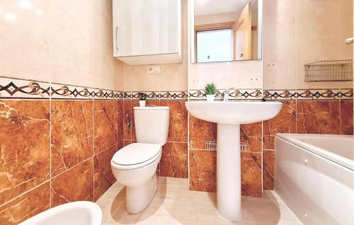 een badkamer met een toilet, een wastafel en een bad bij Stunning Apartment In Oropesa Del Mar With Wi-fi in Oropesa del Mar