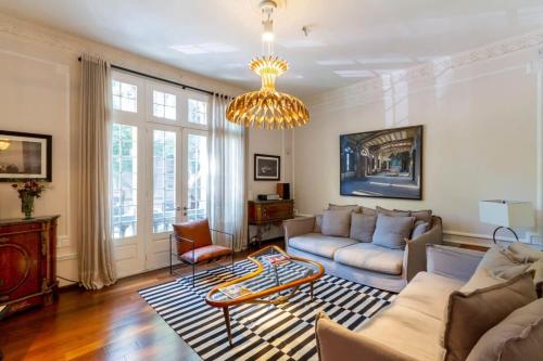 sala de estar con sofá y lámpara de araña en Amazing Casa Wynwood in Roma Norte en Ciudad de México