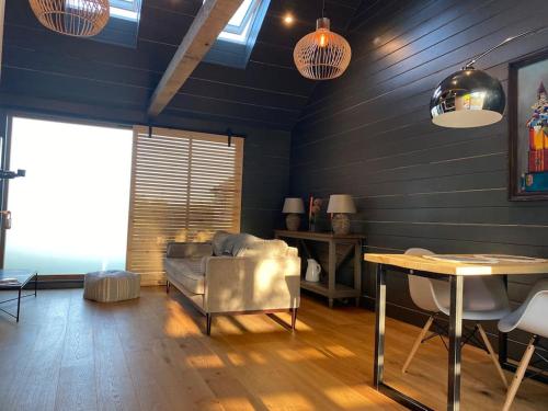 een woonkamer met een bank en een tafel bij Little Mount, Rye in Rye