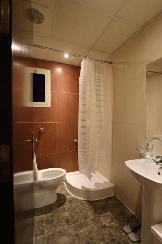 a bathroom with a toilet and a sink at فندق رفاق Refaq Hotel in Makkah