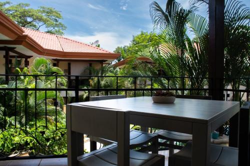 Zahrada ubytování Family Condo Escape 2BR Gated Pool Jacuzzis Security Terrace 2km Walk Beach and Town
